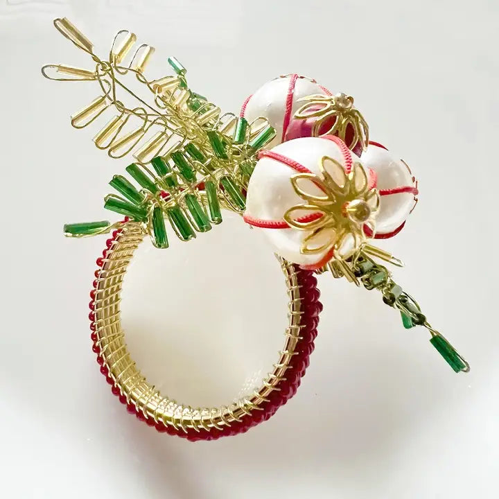 Argola de Guardanapo Festiva com Flor e Pérolas Bordadas à Mão